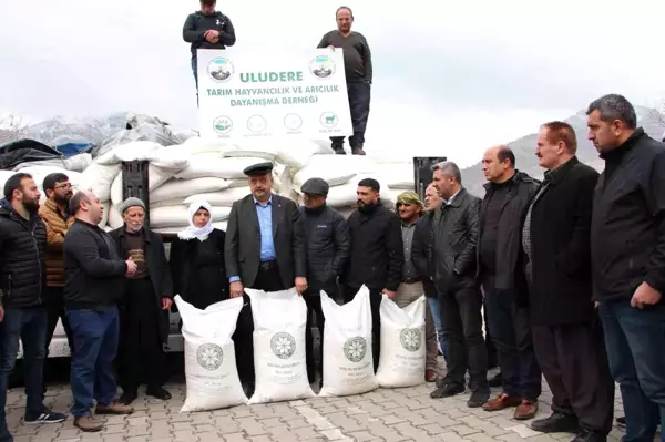 Şırnak'ta arıcılara yemlik şeker dağıtıldı