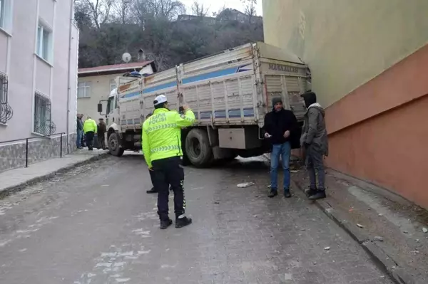 Tokat'ta geri geri kayan kamyon apartmana daldı