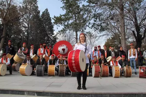 Çorum'un ilk kadın davulcusu, manilerle vatandaşları sahura uyandıracak