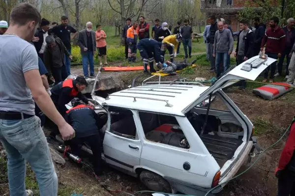 Otomobil menfeze girdi, canlarını zor kurtardılar