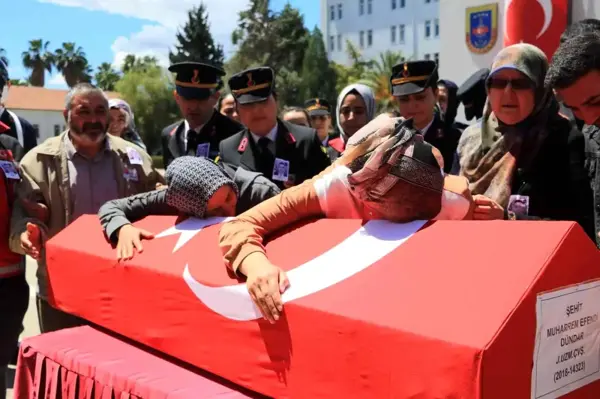 Şehidi annesi ve eşi asker selamıyla uğurladı