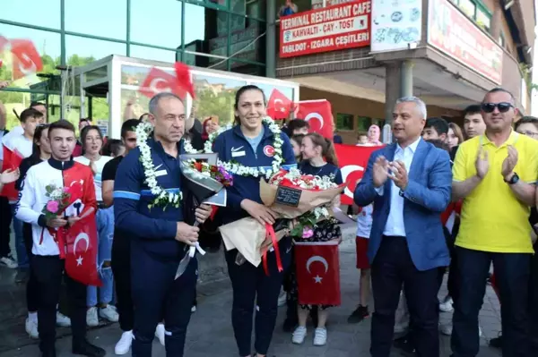 Dünya üçüncüsü olan milli boksör Güneri'ye coşkulu karşılama