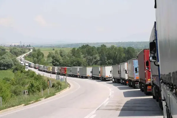 Gümrükte tır kuyruğu 40 kilometreyi aştı, isyan eden sürücüler yetkililerden yardım istedi