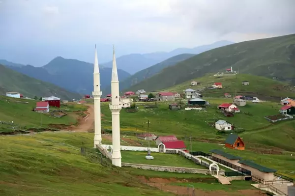 561 yıldır çimen üzerinde Cuma namazı kılınıyor