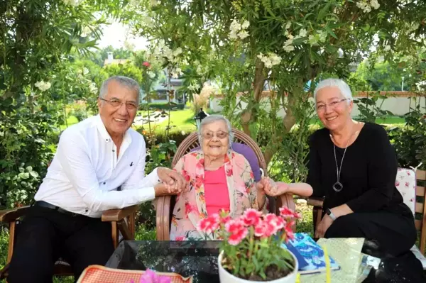 Mezitli Belediye Başkanı Tarhan'dan Muazzez İlmiye Çığ'a 109. Yaş Sürprizi