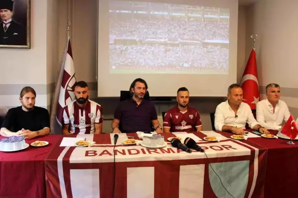 Bandırmaspor yeni transferlerine imza töreni düzenledi