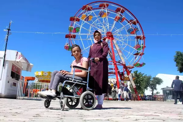 Bu lunaparkta engelli çocuklar ücretsiz eğleniyor