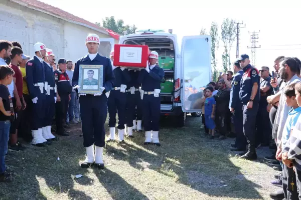 Otobüs kazasında hayatını kaybeden sözleşmeli er toprağa verildi