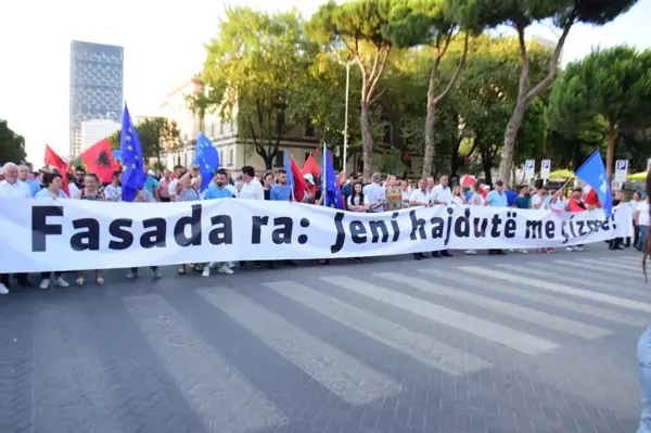 Arnavutluk'ta hükümet karşıtı protesto