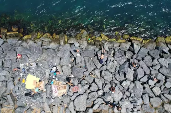 Sarayburnu Sahili, sıcaktan bunalıp denize girenlerle doldu