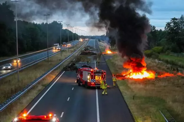 Hollanda'da yol kapatan çiftçiler saman balyalarını ateşe verdi