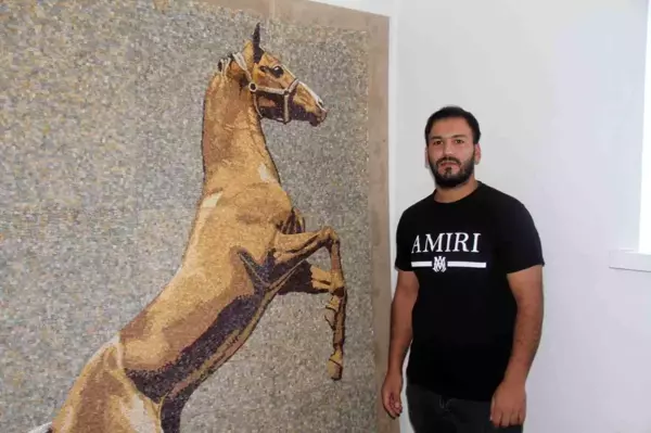 Topladığı atık taşları sanat eserine dönüştürüyor