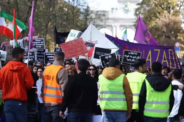 Son dakika haber... İranlı Mahsa Emini'nin ölümü Atina'da protesto edildi