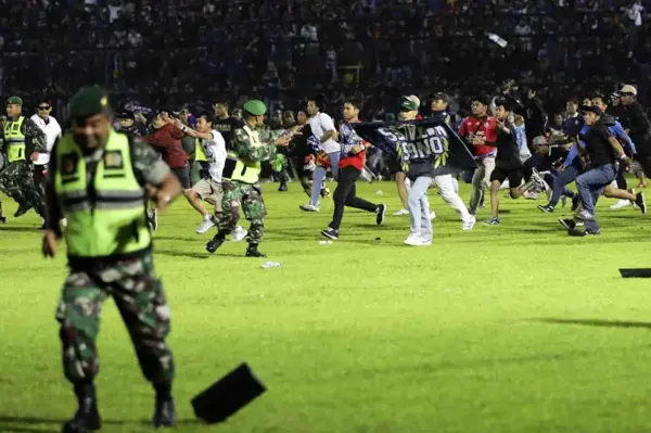 Son dakika haberleri! Endonezya'da futbol maçında izdiham: 174 ölü, 180 yaralı