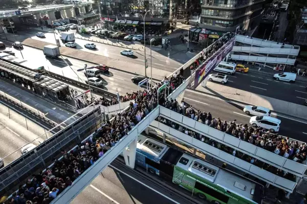 Haftanın ilk gününde metrobüste insan seli! Adım atmak bile imkansız hale geldi