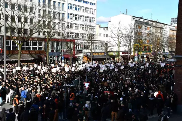 İsveç'te Kur'an-ı Kerim'in yakılması Hamburg'da protesto edildi