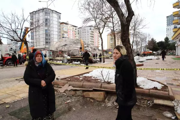 Acılı anne enkaz altındaki 2 çocuğu için gözyaşları arasında yardım istedi