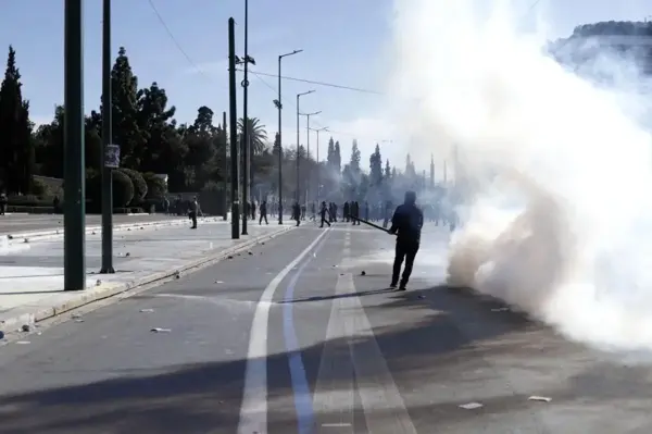 Yunanistan'da sular durulmuyor! Sokağa inen 50 bin kişi tren kazasını protesto etti