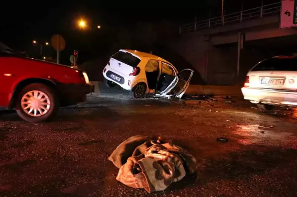 İzmir'de Otomobil Kaza Yaptı: 2 Kişi Alevler İçinde Sıkıştı