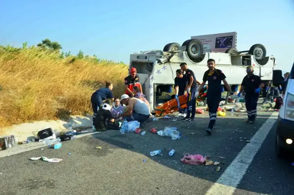 Manisa'da tarım işçilerini taşıyan minibüs ile otomobil çarpıştı: 1'i ağır 30 yaralı