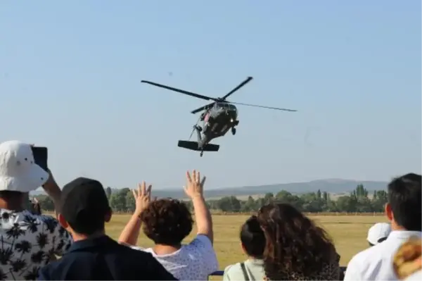 Türkiye'nin Tek Kadın Akrobasi Pilotu Semin Öztürk Şener Havacılık Festivalinde Gösteri Yaptı