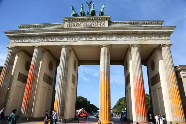 İklim Aktivistleri Berlin'deki Brandenburg Kapısı'na Saldırdı