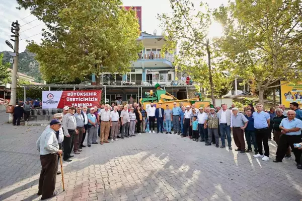 Denizli Büyükşehir Belediyesi, Bozkurt ilçesinde çiftçilere tohum eleme makinesi ve gübre dağıtma römorku hibe etti