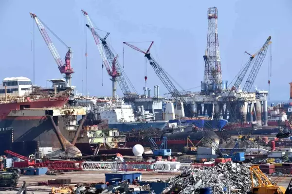 Dev gemiler İzmir'deki gemi söküm merkezinde geri dönüşüme kazandırılıyor