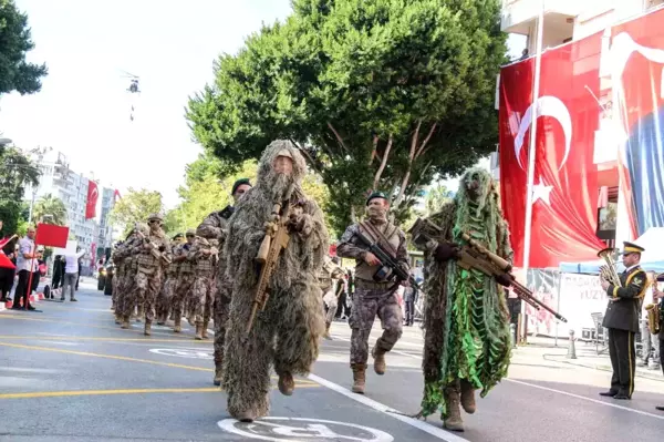 Cumhuriyet kutlamasında sahneye çıkan komandolar düşmana korku saldı