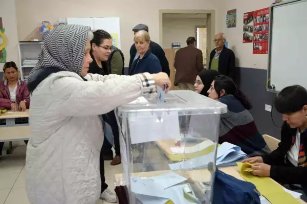 Balıkesir'de ilk oylar sandığa atıldı