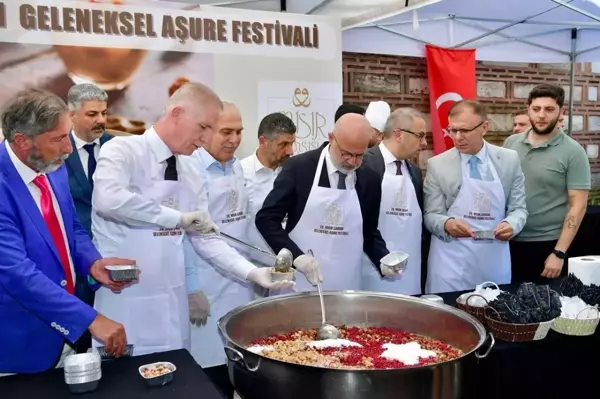 Mısır Çarşısı'nda Geleneksel Aşure Festivali Düzenlendi