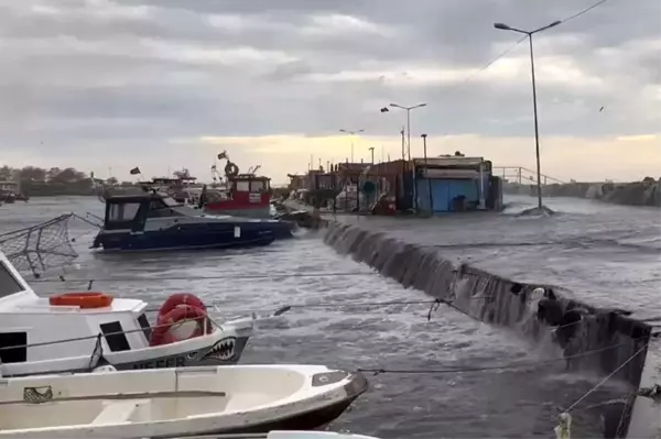 İstanbul Avcılar'da Şiddetli Lodos Teknelere Zarar Verdi