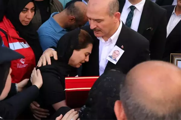 Bakan Soylu'dan şehit eşine: 