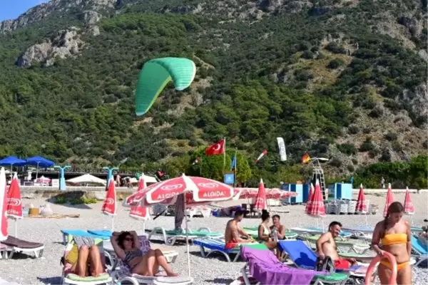 Ekim ayında, Belce Plajı'nda deniz ve güneşin keyfini turistler çıkardı