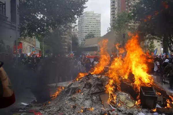 Şili'de tarihin en büyük protestosu 7. gününde