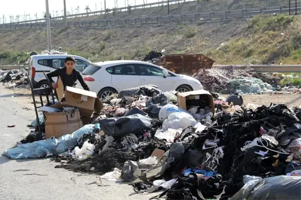 İzmir'in göbeğinde çöp dağları