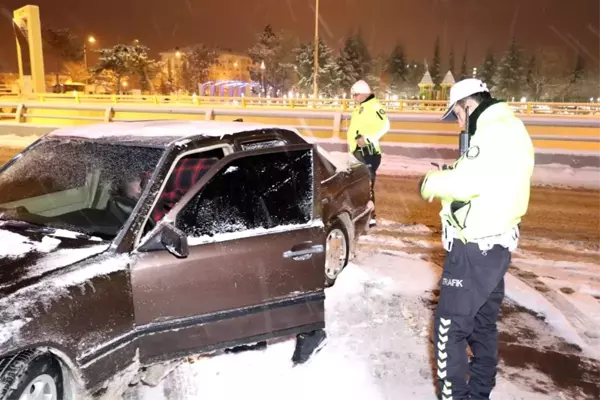 Karlı yolda drift atan alkollü stajyer sürücü: 