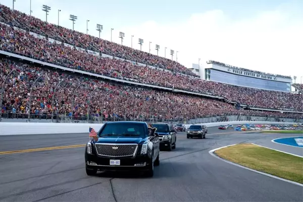 Trump'tan Daytona 500 yarışlarında gövde gösterisi