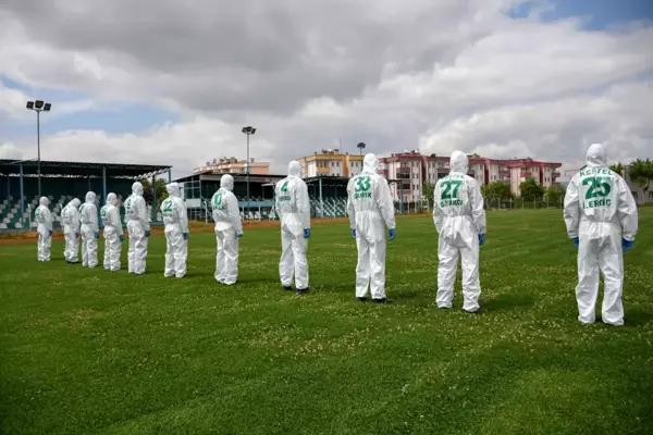 Bursaspor'un şampiyon kadrosunun isimleriyle dezenfekte çalışması yapan personele forma hediye edildi