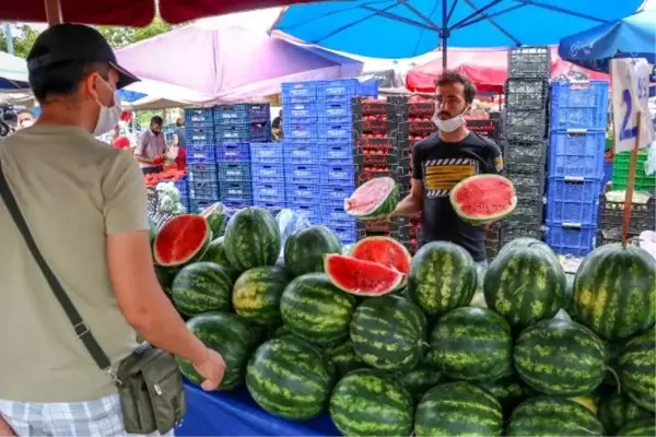 Karpuzun fiyatı yüksek olunca pazarlarda dilimle satılmaya başlandı