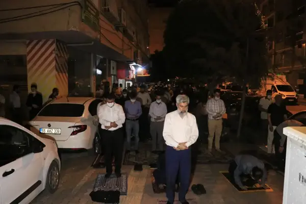 Alparslan Kuytul, koronavirüs tedbirlerini protesto etmek için vakıf üyeleriyle sokakta namaz kıldı