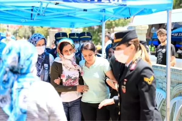 ANTALYA GELİNİNE SARILAN ŞEHİDİN ANNESİ: 'ŞİMDİ DÜĞÜNÜNÜ YAPTIK AYÇAM'