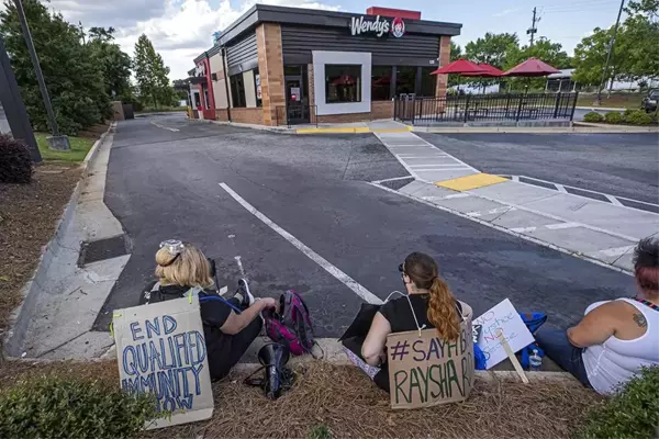 ABD'de protestocular, Brooks'un öldürüldüğü restoranı ateşe verdi