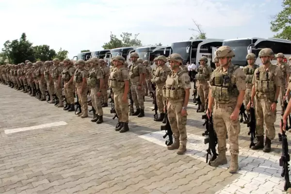 Diyarbakır'dan 268 Mehmetçik düğüne gider gibi Resulayn'a gitti