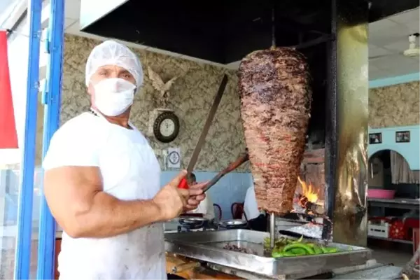 Döner ustası, koronaya sürekli tükettiği dört gıda maddesi ile meydan okudu: Gelirse pişman olur