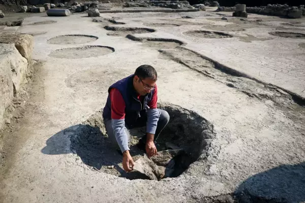 Bahçesine fidan dikerken 6. yüzyıla ait kilise buldu