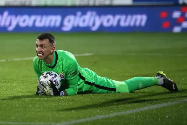 Muslera,1 maç sonra yine Süper Lig tarihine geçecek! Vatandaşlık ayrıntısı dikkat çekti