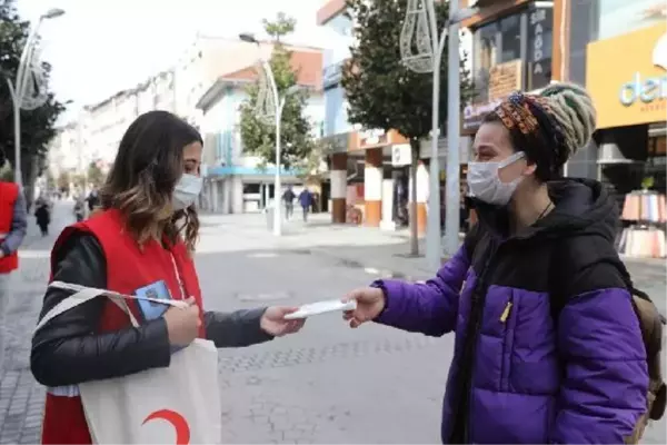 Kovid-19'la mücadele kapsamında gönüllülerden kurulan ekip vatandaşları bilgilendiriyor