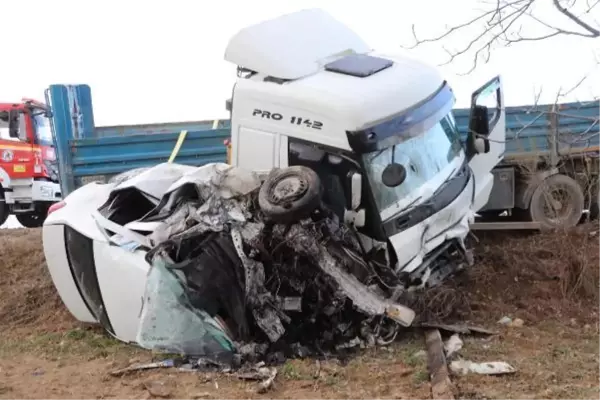 Son Dakika | TIR'la otomobil kafa kafaya çarpıştı: 1 ölü