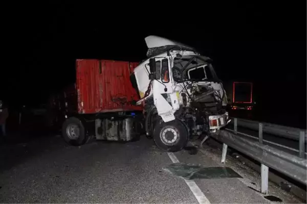 Kontrolden çıkan TIR, İzmir- Ankara D300 yolunu trafiğe kapattı